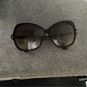 Tom Ford Elegant Black Sunglasses SOLD OUT style comes w/ case box & cloth